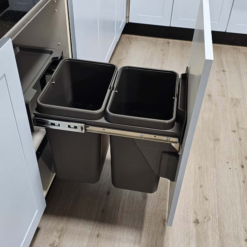 Basurero de 2 compartimentos con anclaje a puerta, capacidad 40 litros